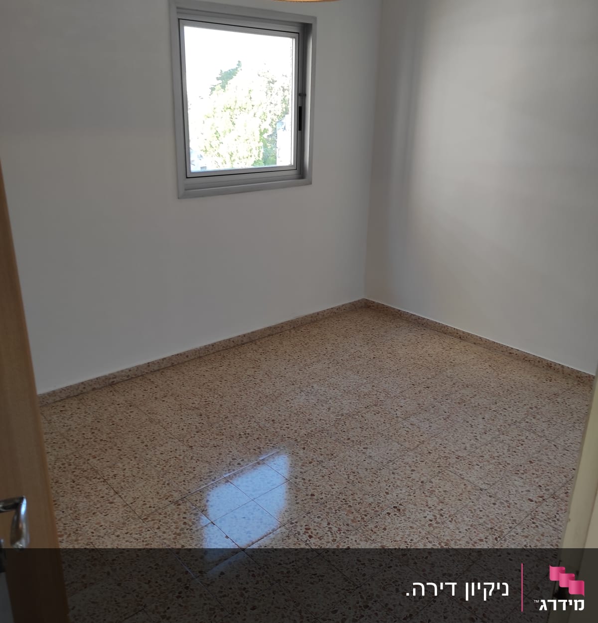 חדר ריק עם רצפה נקייה ומבריקה